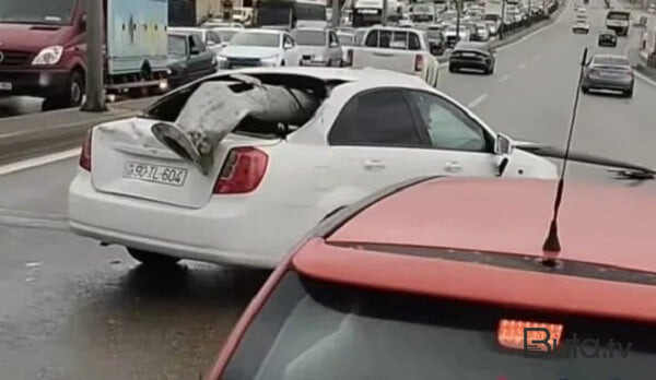  Bakıda qəza: işıq dirəyi maşının salonuna girdi - Foto  