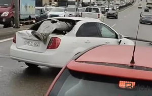 Bakıda qəza: işıq dirəyi maşının salonuna girdi - Foto