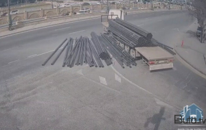 “Bağırov” körpüsündə qəza: yük yola dağıldı - Video