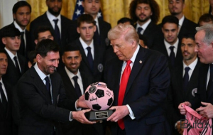 Messi Trampla görüşdü, top hədiyyə etdi - VİDEO