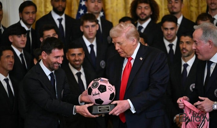  Messi Trampla görüşdü, top hədiyyə etdi - VİDEO 