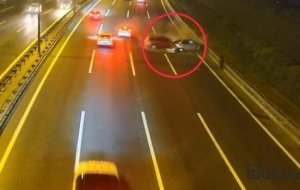 Ara məsafəsi saxlamayan sürücülərin törətdiyi qəzalar – Video