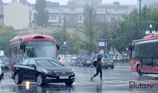  Bakıda, yağış altında, yolun ortasında rəqs edən qız - Video  