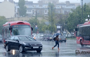 Bakıda, yağış altında, yolun ortasında rəqs edən qız - Video