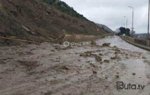 Bakıda hasar maşınların üzərinə aşdı - Video