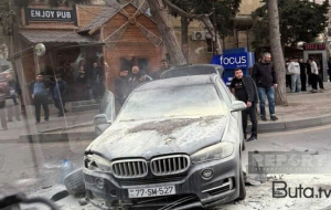 Təmizlik işçisi maşınla köşkün arasında sıxılaraq öldü