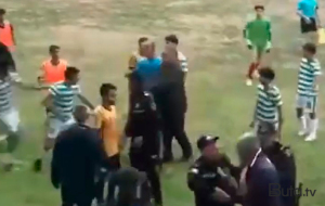 Azərbaycan çempionatında azarkeşlər futbolçuları döyməyə çalışdı - Video