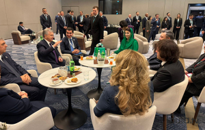 Bakıda liderlərlə çay süfrəsindən foto paylaşdı