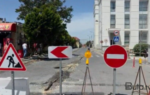 Deponun içindən sakinlər üçün yol çəkildi - Video