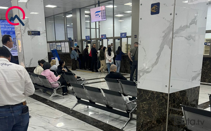  Tbilisi qatarına ilk bileti o aldı - Vağzalda növbə var-Video  