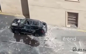 Binanın fasadı qopub maşının üstünə düşdü - Video