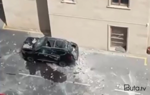 “28 May”da binanın üzlüyü maşınların üstünə töküldü - Video