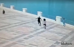 Bulvarda qıza qarşı iyrənc hərəkətlər edən həbs olundu - Video-Yenilənib