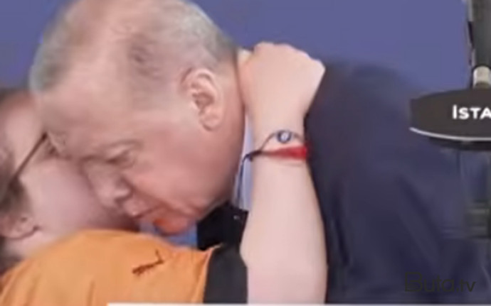 Ərdoğanı elə qucaqladı, hamı ondan danışır - Video  