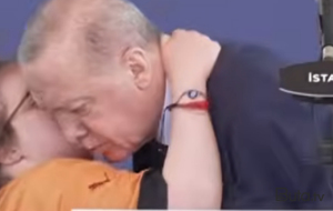 Ərdoğanı elə qucaqladı, hamı ondan danışır - Video