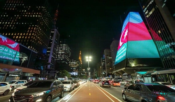  San-Pauloda məşhur göydələn bayrağımızın rənglərində... - Foto  