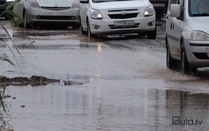  “Yol bərbad vəziyyətdədir, avtobus da, taksi də gəlmir” - Video  