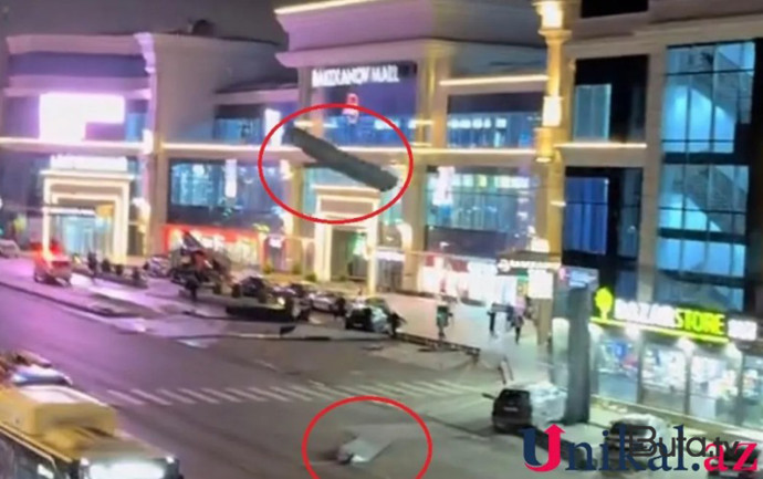  Bakıda “mall”un dam örtüyü uçdu - Video  