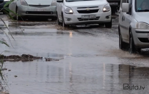 “Yol bərbad vəziyyətdədir, avtobus da, taksi də gəlmir” - Video