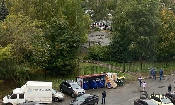  Rusiyada şagird müəllimə hücum etdi: yaralılar var  