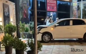 Avtomobil şəhid abidəsinə çırpıldı - Video