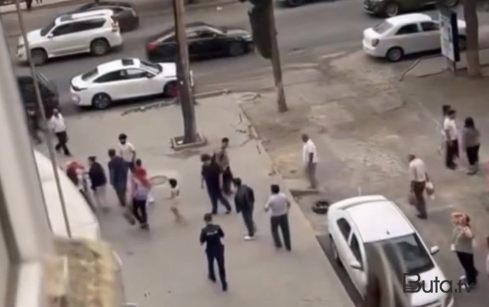  Binanın eyvanından şüşə qopdu, qadının başına düşdü - Video  