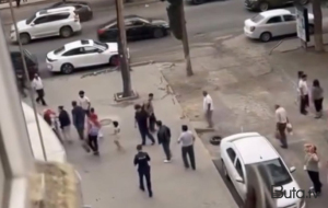 Binanın eyvanından şüşə qopdu, qadının başına düşdü - Video