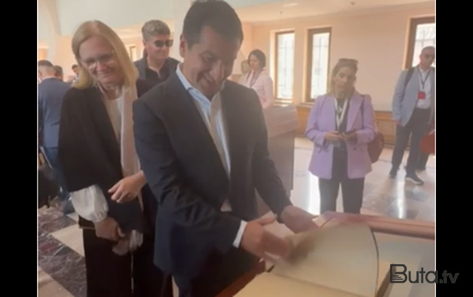  Hikmət Hacıyev həmin kitabı vərəqləyərək erməni saxtakarlığını ifşa etdi - Video  