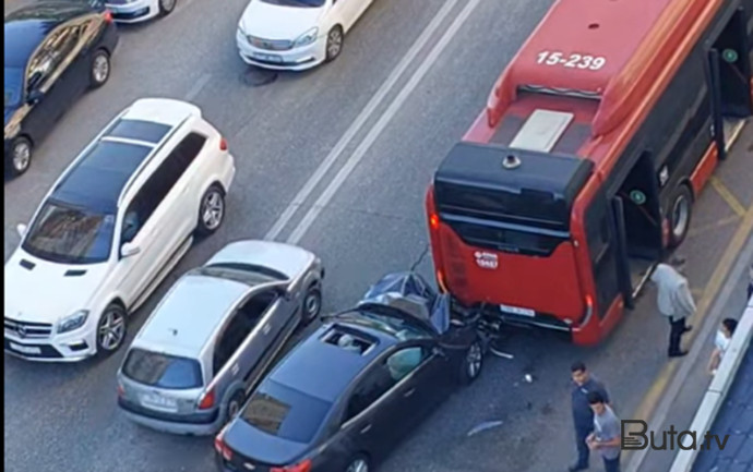  Yasamalda maşın sərnişin avtobusuna çırpıldı - Fotolar  