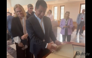 Hikmət Hacıyev həmin kitabı vərəqləyərək erməni saxtakarlığını ifşa etdi - Video