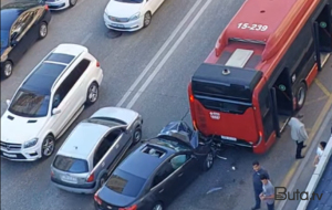 Yasamalda maşın sərnişin avtobusuna çırpıldı - Fotolar