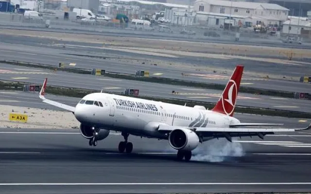 İstanbula uçan təyyarədə kişi stüardessanı dişlədi