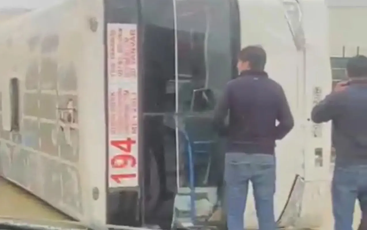 Bakıda sərnişin avtobusu aşdı - Video