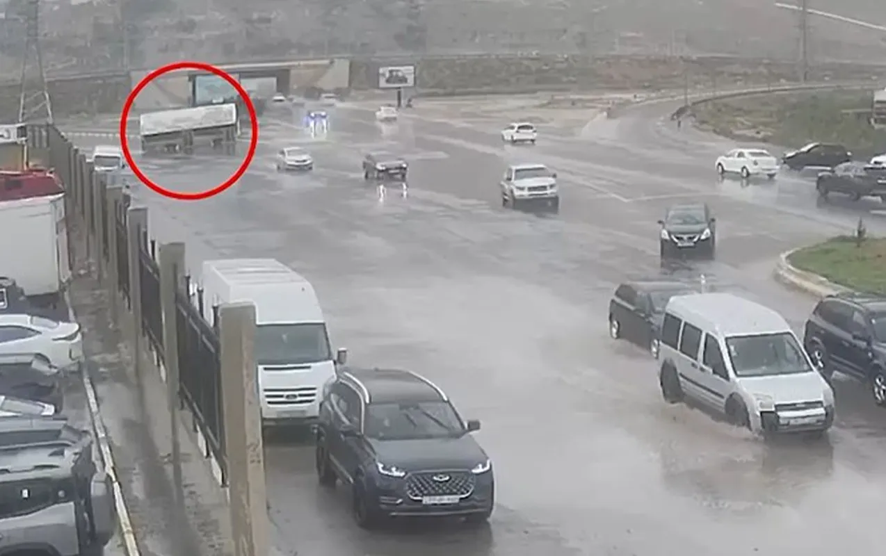 Bakıda marşrut avtobusu belə aşdı - Anbaan video