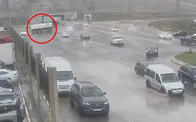 Bakıda marşrut avtobusu belə aşdı - Anbaan video