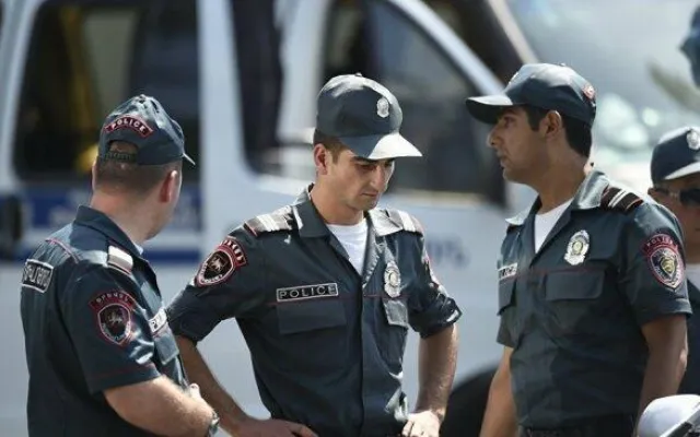 Ermənistanda polisləri güllələdilər