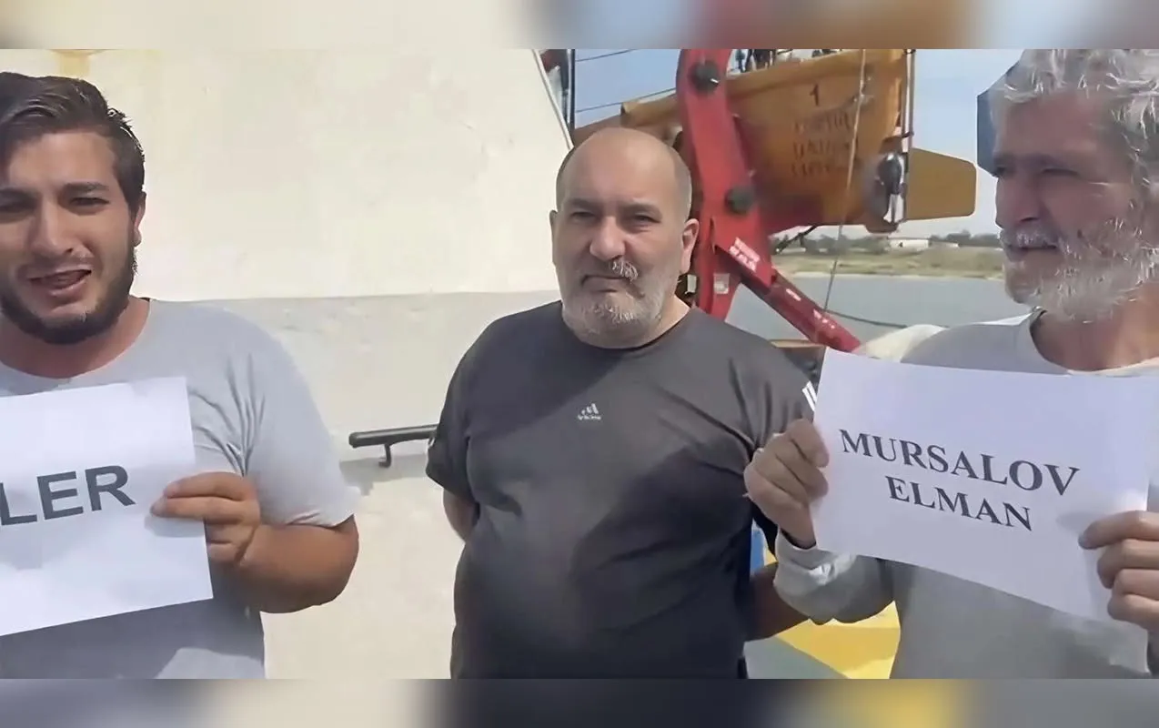 “Yanımızda hər həftə bir gəmi vurulur” - 12 azərbaycanlı dənizdə çarəsiz qalıb