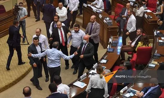 Ermənistan parlamentində əlbəyaxa dava - Video