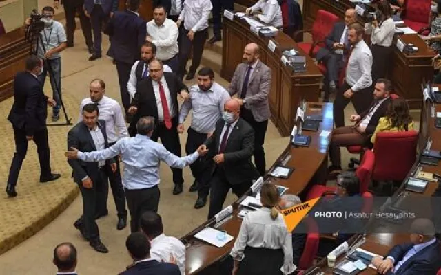 Ermənistan parlamentində əlbəyaxa dava - Video