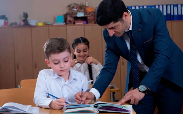 Klassik kostyum, dizdən aşağı ətək... - Müəllimlər üçün geyim kodeksləri açıqlanıb
