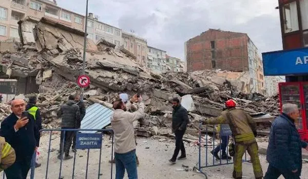 İstanbulda çökən bina ilə bağlı saxlanılanlar var