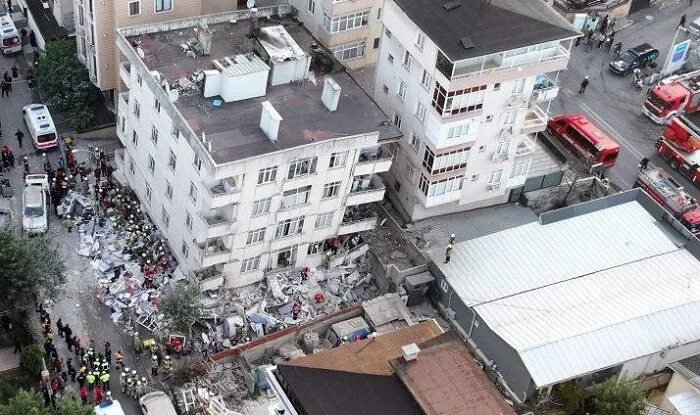İstanbulda yaşayış binasının çökmə anı - Video