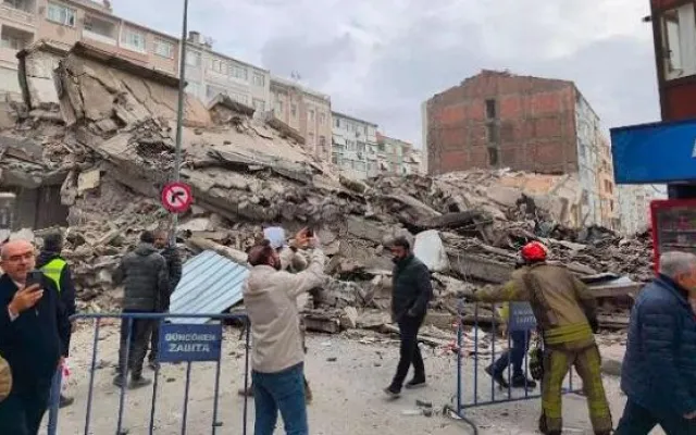İstanbulda çökən bina ilə bağlı saxlanılanlar var