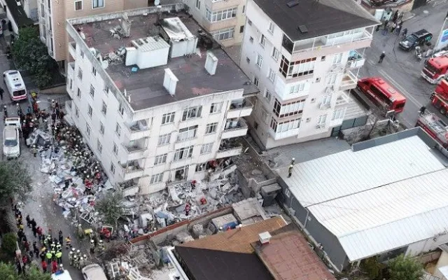 İstanbulda yaşayış binasının çökmə anı - Video