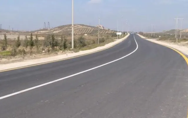 Nazir yolun keyfiyyətini su stəkanı ilə yoxladı - Video