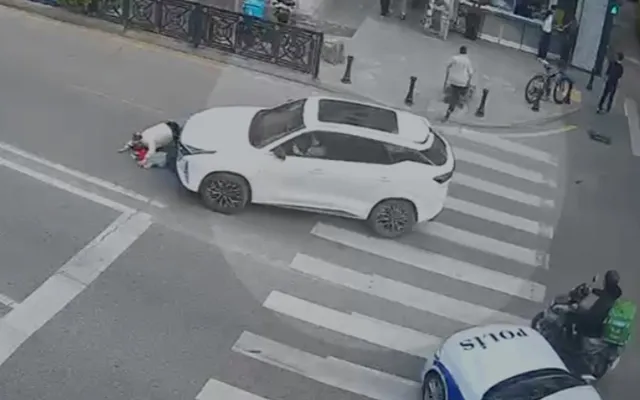 Maşınla ana və uşağının üstündən keçdi - Polis köməyə çatdı - Video