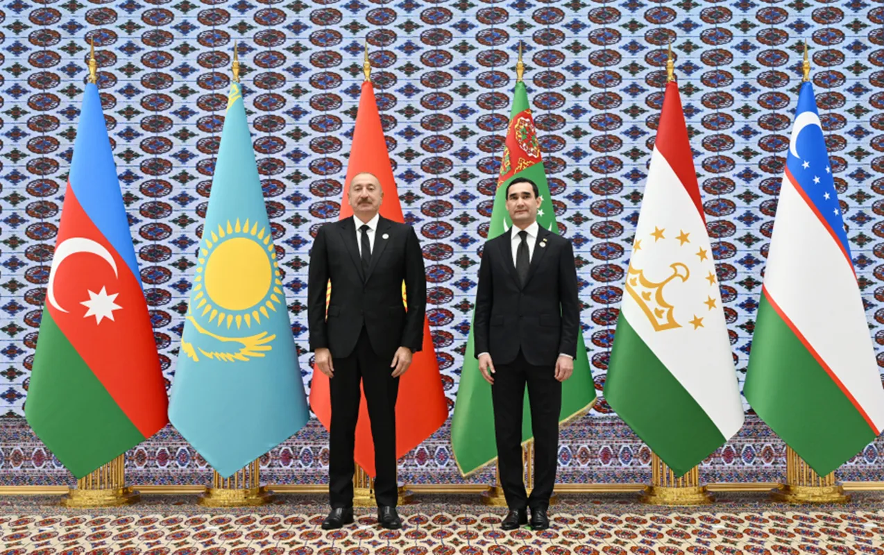 Əliyevi “Avaza” Kompleksində qarşıladı - Fotolar