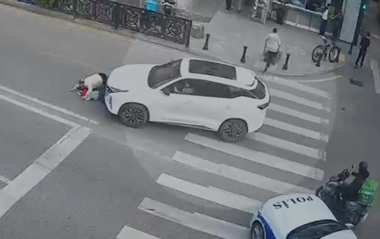 Maşınla ana və uşağının üstündən keçdi - Polis köməyə çatdı - Video