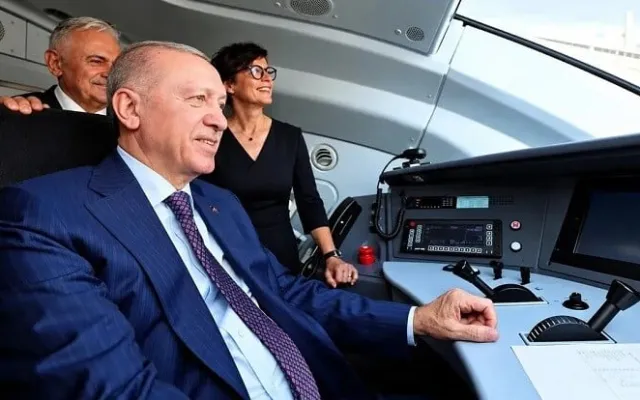Ərdoğan qatarı özü idarə etdi - Video