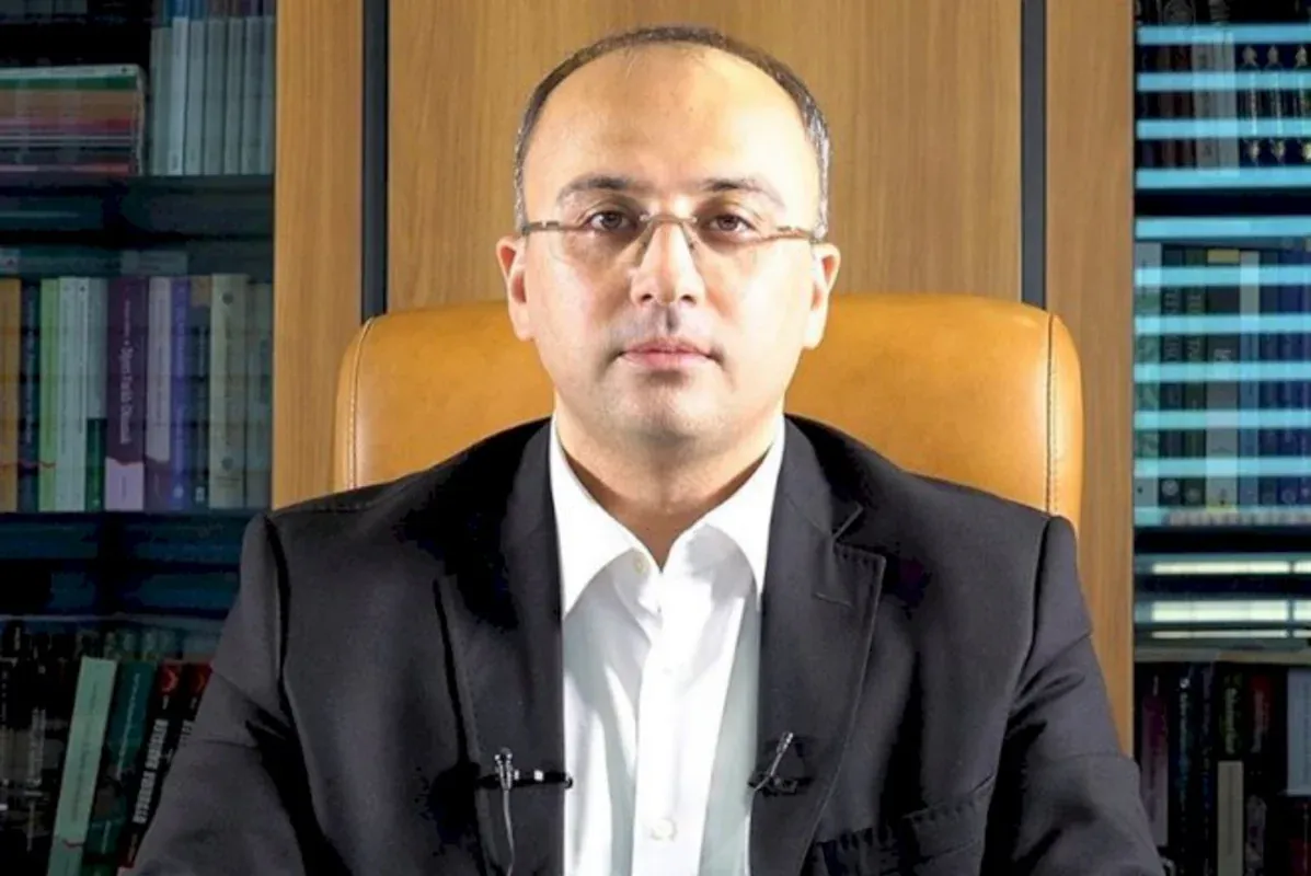 Elşad Miri: "Özlərini ətrafdakılara daha dindar göstərmək üçün uşaqlarının başını bağlayırlar"